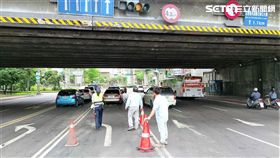 朴男駕駛曳引車疑因未注意限高，行經高速公路涵洞下方時，拖板上貨物整個卡住，鋼筋還因此掉落，砸中一旁的銀色轎車（翻攝畫面）