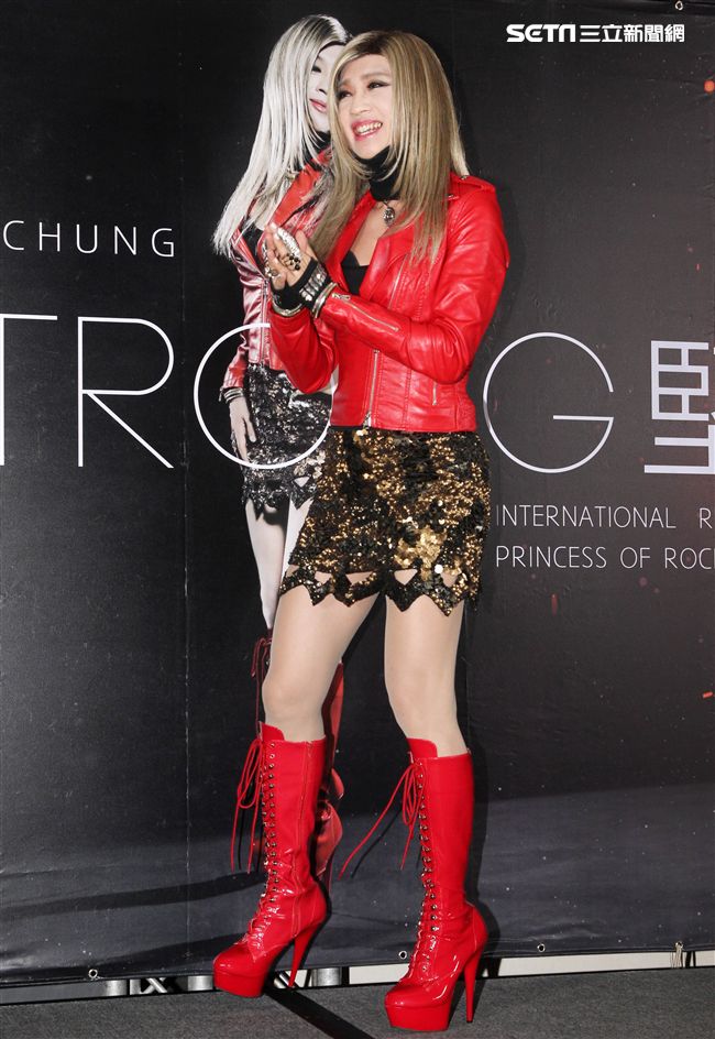 馬來西亞珍女人鍾潔希2017原創英文最新專輯「BE STRONG堅強」，美麗蛻變，紅色炫風、紅衣搖滾女郎驚喜來台。（記者邱榮吉/攝影）