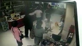 黃男（白衣者）持安全帽丟向李姓收銀員。（圖／翻攝自爆料公社）