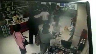 只因看一眼　收銀員竟遭安全帽猛砸