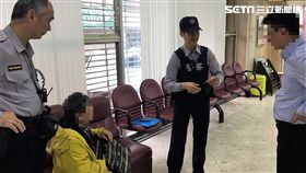 林翁前往台灣銀行新竹分行欲匯款10萬元給早已廢除的「特偵組」，警方找來他兒子一同勸說，才讓林翁打消念頭（翻攝畫面）