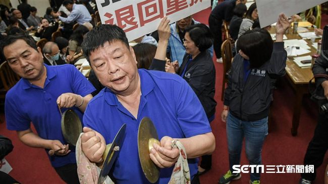 藍委敲鑼吹哨子　要求前瞻退回重擬