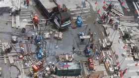 北市八德路路面塌陷
台北市光復北路、八德路口在台電施工時路面塌陷，3日已封路。施工單位緊急搶修中。
中央社記者鄭傑文攝 106年5月3日