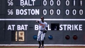 ▲巴爾的摩金鶯外野手Adam Jones站在外野芬威球場計分板前。（圖／美聯社／達志影像）