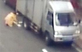 自給自足？回家找不到車位　上海女蹲在地上自己畫
圖／翻攝自環球網
http://society.huanqiu.com/article/2017-05/10582954.html