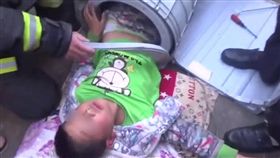 16:9
男孩玩捉迷藏躲進洗衣機內　同伴按下啟動鍵就跑…
圖／翻攝自鳳凰網
http://news.ifeng.com/a/20170503/51037367_0.shtml#p=1