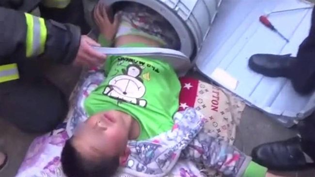 男孩躲進洗衣機內　同伴竟按下啟動鍵
