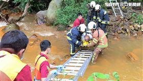 葉姓通緝犯前日到紗帽路訪友時，不慎失足滑落磺溪溪谷，今天清晨當地居民發現後報案，耗費一番氣力才將人救出（翻攝畫面）