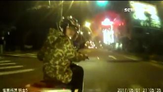 騎士不滿被超車　急剎逼車還出拳打人