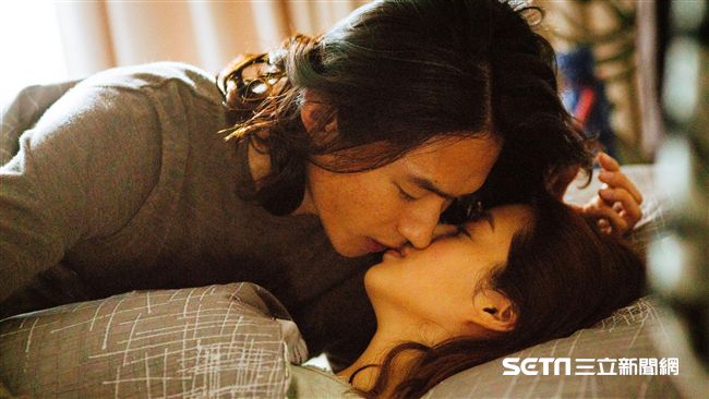 黃河熱戀莫允雯　從車內一路吻上床