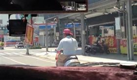 這樣比較潮？阿伯騎車不戴安全帽　大紅水瓢卡在頭頂上
圖／翻攝自爆料公社臉書
https://www.facebook.com/162608724089621/photos/a.162626540754506.1073741828.162608724089621/474281549589002/?type=3&theater