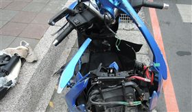 機車騎士等紅燈時無辜遭撞飛。（圖／翻攝畫面）