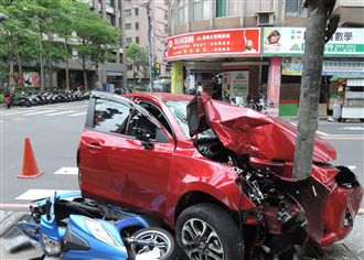 開車注意！恍神男連環撞　騎士遭撞飛