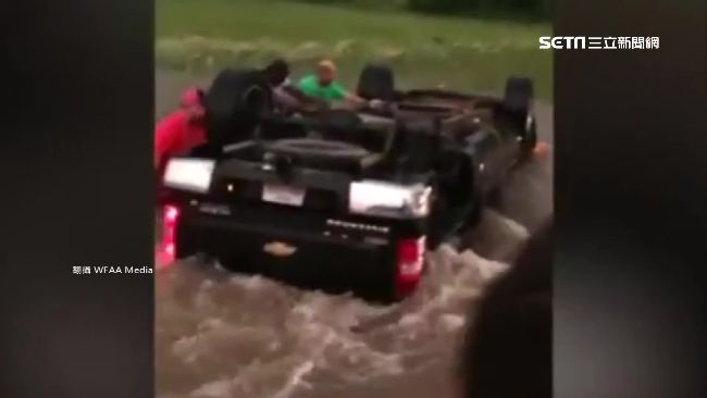 卡車遭龍捲風吹翻　路人合力救滅頂嬰