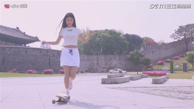 韓國正妹玩滑板超唯美！網友：戀愛了