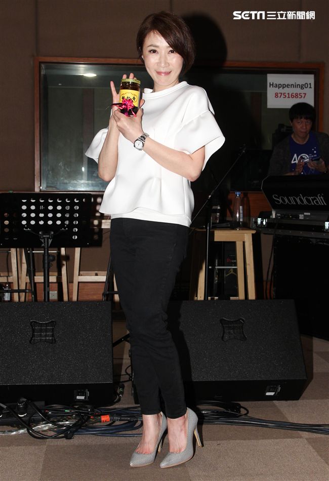 李翊君演唱會倒數30天昔日同門師弟動力火車擔任嘉賓，今綵排練團唱，送上護嗓枇杷膏，讓李翊君大感貼心。（記者邱榮吉/攝影）