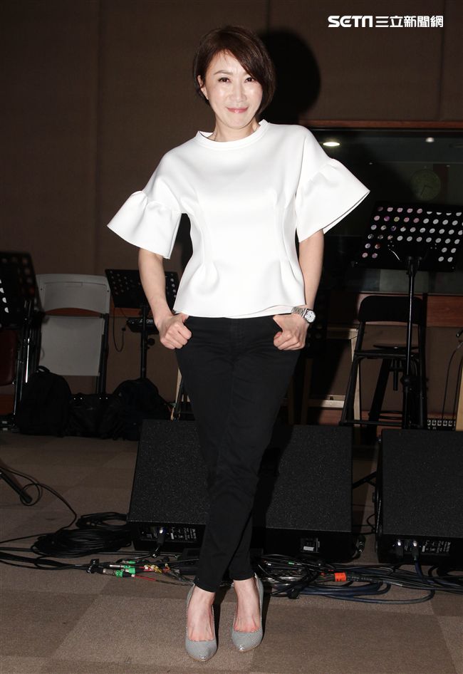 李翊君演唱會倒數30天昔日同門師弟動力火車擔任嘉賓，今綵排練團唱，送上護嗓枇杷膏，讓李翊君大感貼心。（記者邱榮吉/攝影）