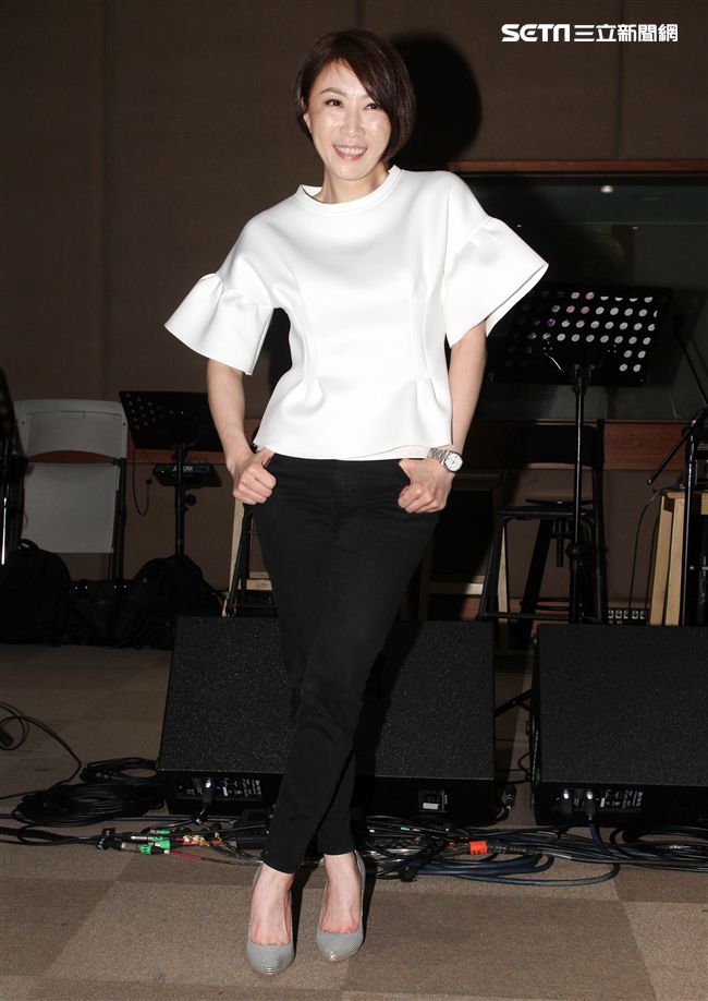 李翊君演唱會倒數30天昔日同門師弟動力火車擔任嘉賓，今綵排練團唱，送上護嗓枇杷膏，讓李翊君大感貼心。（記者邱榮吉/攝影）