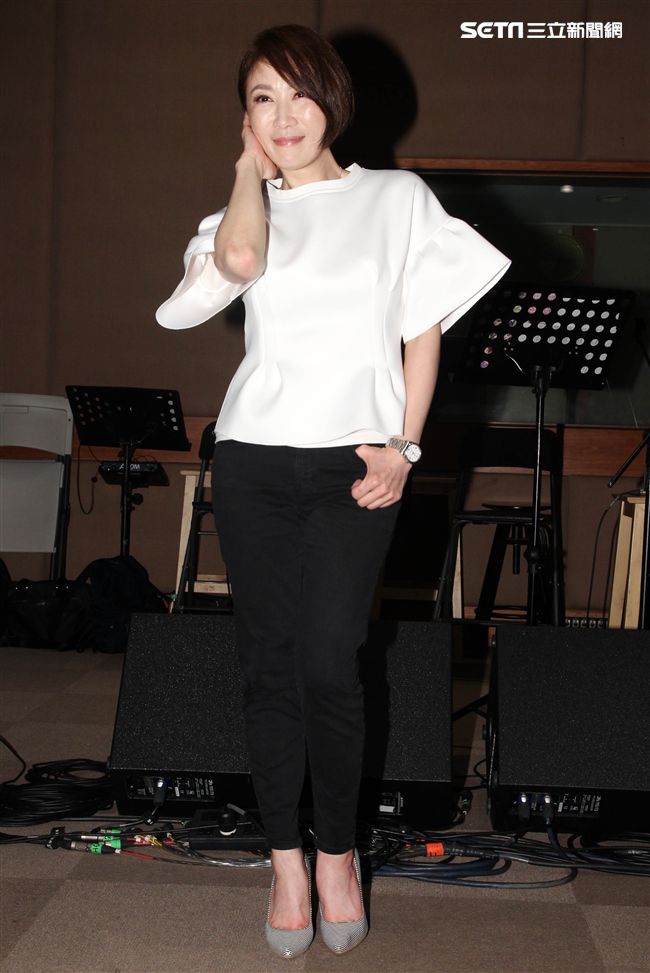 李翊君演唱會倒數30天昔日同門師弟動力火車擔任嘉賓，今綵排練團唱，送上護嗓枇杷膏，讓李翊君大感貼心。（記者邱榮吉/攝影）