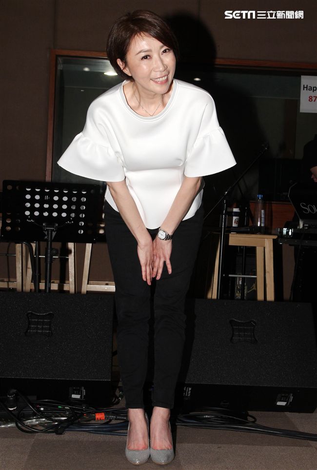 李翊君演唱會倒數30天昔日同門師弟動力火車擔任嘉賓，今綵排練團唱，送上護嗓枇杷膏，讓李翊君大感貼心。（記者邱榮吉/攝影）