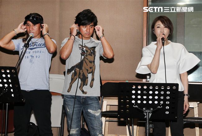 李翊君演唱會倒數30天昔日同門師弟動力火車擔任嘉賓，今綵排練團唱，送上護嗓枇杷膏，讓李翊君大感貼心。（記者邱榮吉/攝影）