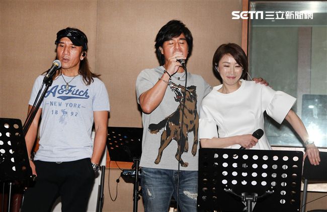 李翊君演唱會倒數30天昔日同門師弟動力火車擔任嘉賓，今綵排練團唱，送上護嗓枇杷膏，讓李翊君大感貼心。（記者邱榮吉/攝影）