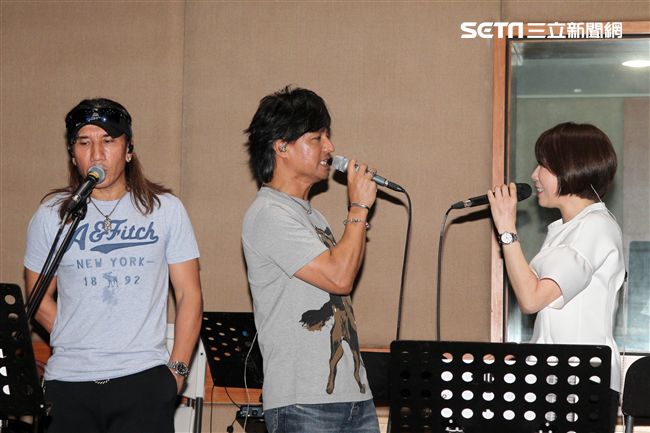 李翊君演唱會倒數30天昔日同門師弟動力火車擔任嘉賓，今綵排練團唱，送上護嗓枇杷膏，讓李翊君大感貼心。（記者邱榮吉/攝影）