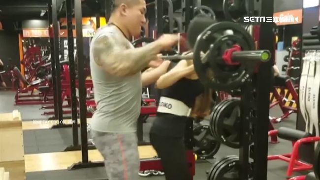 直播最大亮點　網讚「館長妻」超漂亮