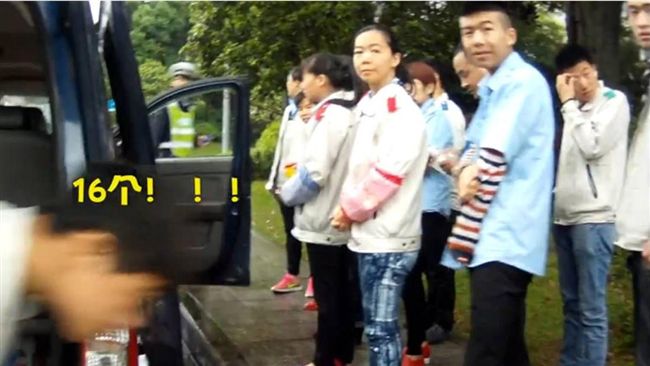愛面子..7人座廂型車竟超載16人