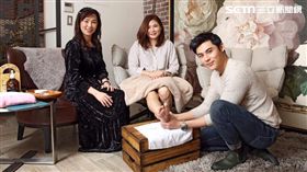 陳奕展現孝心，親自幫媽媽小腿按摩。（圖／御水Hydro Mode美顏體雕會館提供）