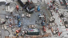 台北市光復北路、八德路口在台電施工時路面塌陷，3日已封路。施工單位緊急搶修中。／中央社