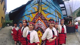 義拍團隊3日前往南投縣仁愛鄉萬豐國小拍攝畢業紀念冊，學生在操場熱情跳躍。召集人楊文逸說，孩子在傳統服裝中，展現自信的笑容，這是拍攝的動力。／中央社