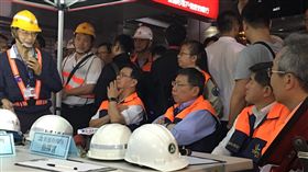 台北市長柯文哲視察北市光復北路與八德路十字路口地層下陷，聽取台電說明（圖／北市府提供）