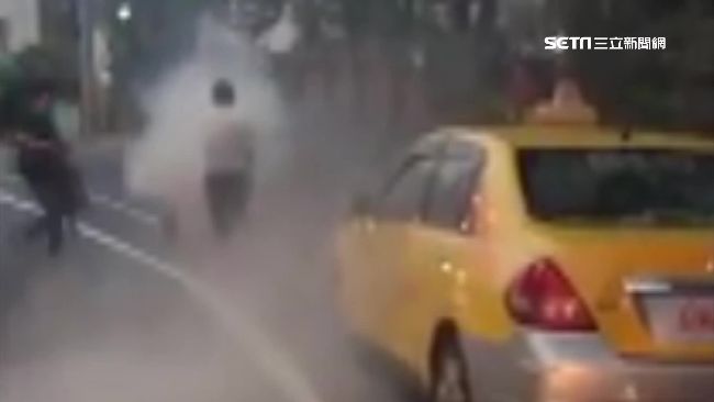 跑車路邊火燒車　公車司機成打火英雄
