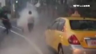 跑車路邊火燒車　公車司機成打火英雄