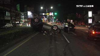 連環撞！轎車失控翻覆波及前方2輛車