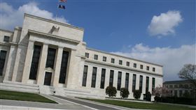 Fed（圖／攝影者Scott, Flickr CC License）
https://www.flickr.com/photos/skippy/450209223/in/photolist-FMrvZ-dUHEgy-Cagve-HS2Gj-6xRUXx-ayyYUa-CamBt-m4Jpq-ayyXwH-dUHzAY-6HQvEe-ayyWWH-Bw5eD-8eoaT9-aitDZi-6ohxrJ-6HQvKB-8Pm6iA-ayyZ2a-FMnmN-dUHKVE-ayBDNj-8PhZV4-kAyUNP-7dSkB3-dUHLG9-8SmhzG-6HQyse-ayyXnT-8pCkMD-dUCaj4-7cpTme-96Y56G-ayBDTh-8pFzdY-5NKdXc-fPqErQ-8pCoyZ-8ejU6T-7xtnni-yPgHn-c1k24C-dUHBTo-rgf5kH-8pCoWk-dUHKX3-ayBEnA-dRUZYK-a1oLEs-dUHCSC