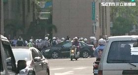 林全上班途中遭大觀自救會成員包圍（圖／翻攝）