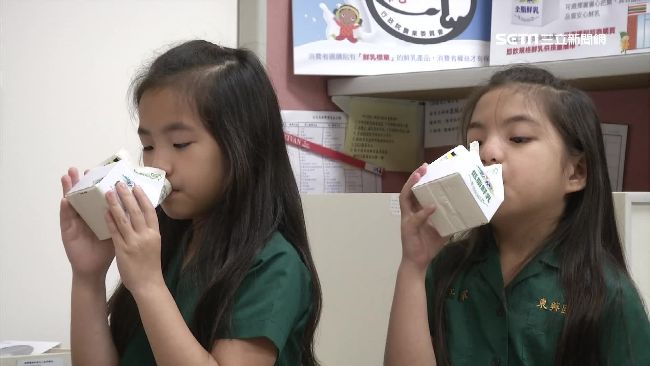 學童駝背站姿不良　恐是因鈣質不足