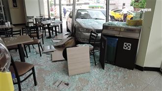 婦誤把油門當剎車　撞進超商2路人傷