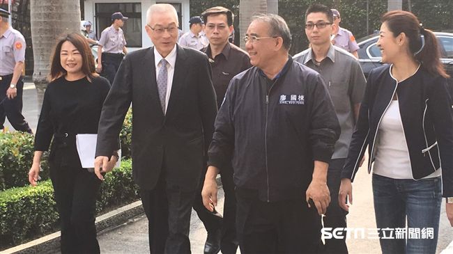出席黨團大會　吳敦義跟藍委說...