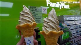 全家鐵觀音霜淇淋。（圖／超商提供）