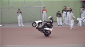 連騎13小時！安倍優翹孤輪連騎500公里　破世界紀錄
圖／翻攝自RedBull
http://www.redbull.com/jp/ja/motorsports/stories/1331855374280/wheelieking-challenge-movie