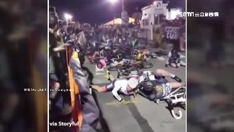 煞不住！單車賽連環撞　15車手慘摔