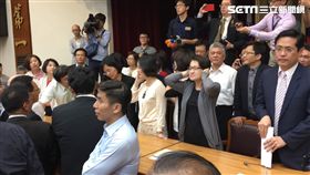 經委會,前瞻,噪音,摀耳朵(圖／記者陳彥宇攝)