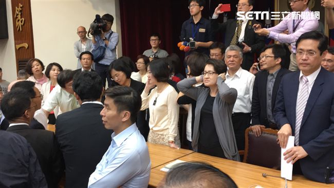 難忍哨音　綠委摀耳嬌喊：別再吹了！