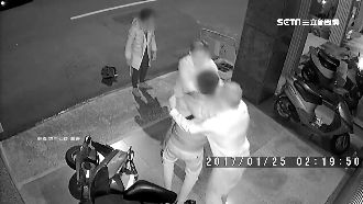 戀人鬧分手變仇人　女撂友上門毆男友