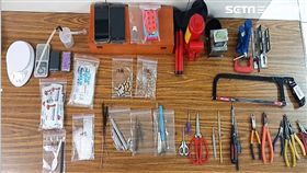 許男出獄後繼續改槍，警方循線將他逮獲，並搜出2把已上膛的改造手槍，許男竟吞下海洛因自殺，所幸經醫生搶救後撿回一命（翻攝畫面）