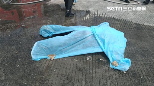 警消將男子打撈上岸。（圖／翻攝畫面）