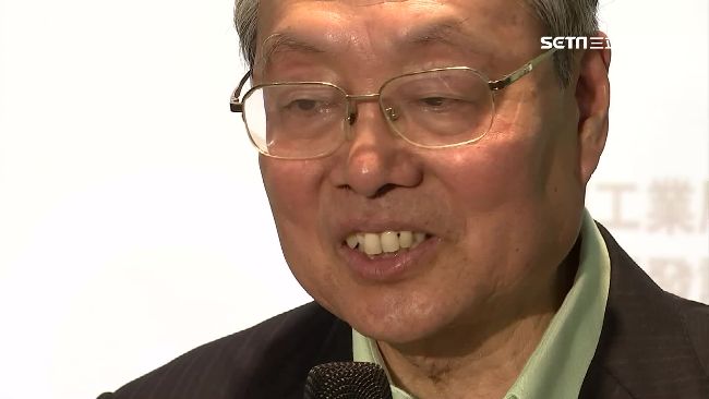 「走路滑手機」　施振榮也跌倒送醫！